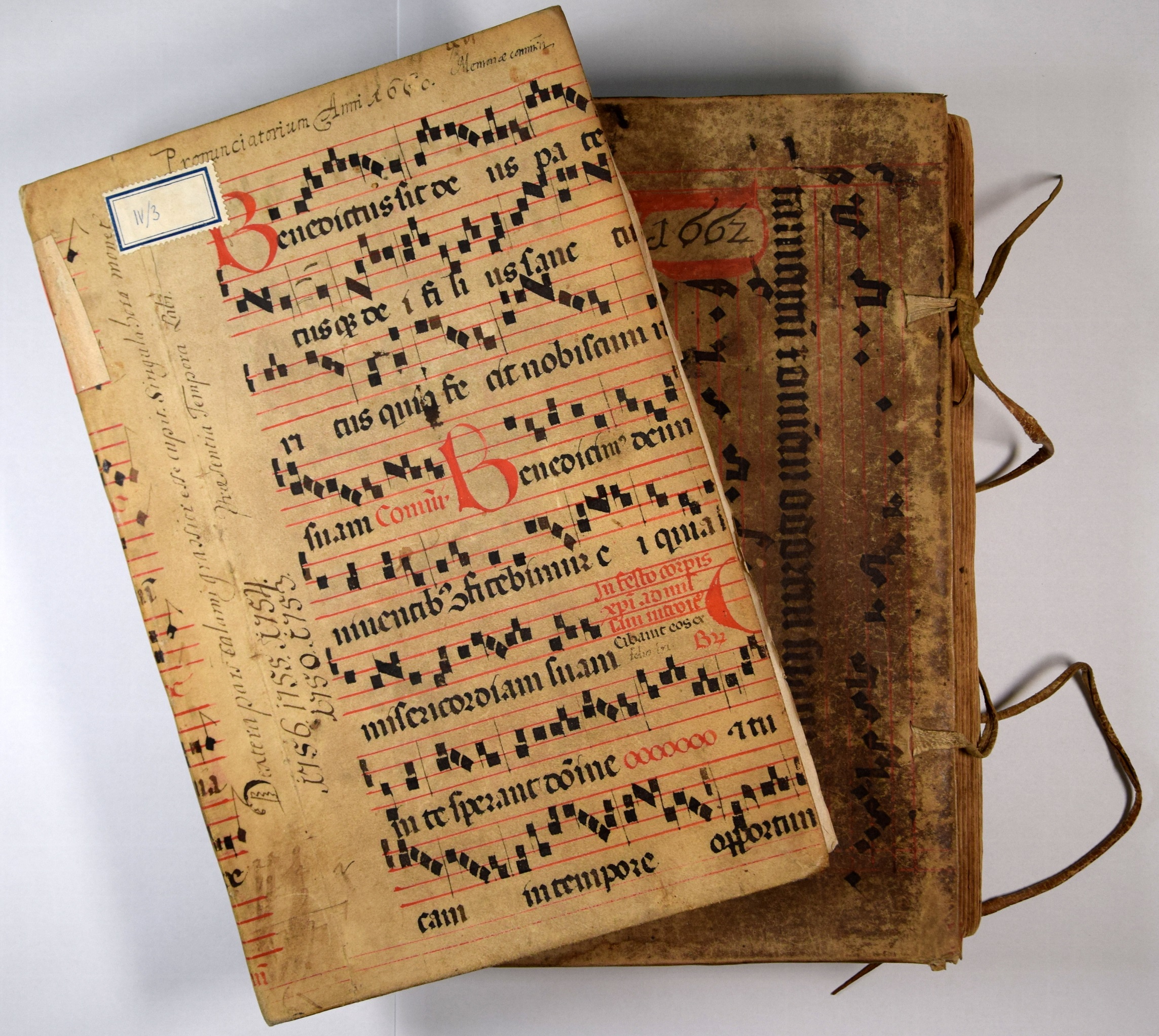 Register daňových reštancií za rok 1662 a kniha záverečných účtov za rok 1660. Obe knihy sú viazané v notovanom pergamene (métsko-gotická notácia) z liturgických spevníkov z 15. storočia